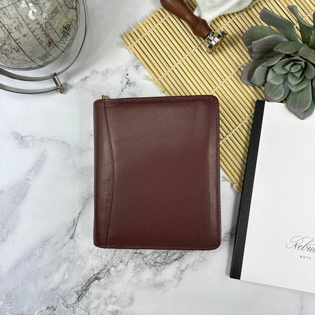 Indulge in the epitome of elegance with the Girologio 12 Zippered Pen Case. Meticulously crafted from premium, eco-friendly tanned leather, this zippered case promises a lavish velvet interior and generous space to securely accommodate up to 12 pens. Girologio once again emerges as a superior choice for safeguarding your cherished writing instruments, seamlessly combining plush softness and flexibility with unparalleled toughness and durability.