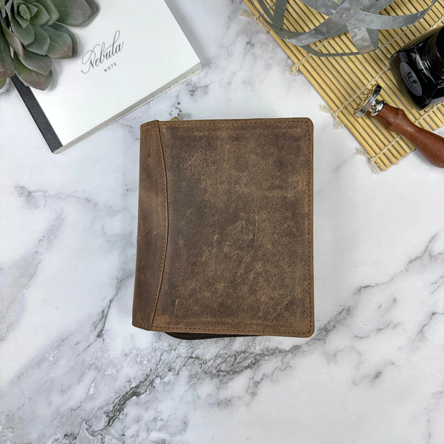 Indulge in the epitome of elegance with the Girologio 12 Zippered Pen Case. Meticulously crafted from premium, eco-friendly tanned leather, this zippered case promises a lavish velvet interior and generous space to securely accommodate up to 12 pens. Girologio once again emerges as a superior choice for safeguarding your cherished writing instruments, seamlessly combining plush softness and flexibility with unparalleled toughness and durability.