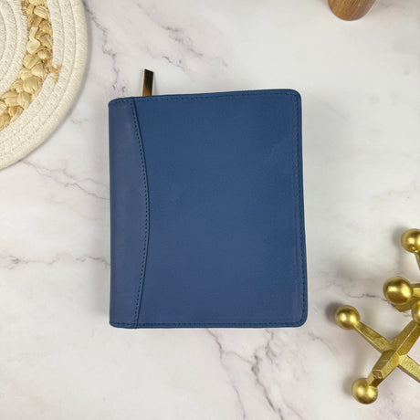 Indulge in the epitome of elegance with the Girologio 12 Zippered Pen Case. Meticulously crafted from premium, eco-friendly tanned leather, this zippered case promises a lavish velvet interior and generous space to securely accommodate up to 12 pens. Girologio once again emerges as a superior choice for safeguarding your cherished writing instruments, seamlessly combining plush softness and flexibility with unparalleled toughness and durability.