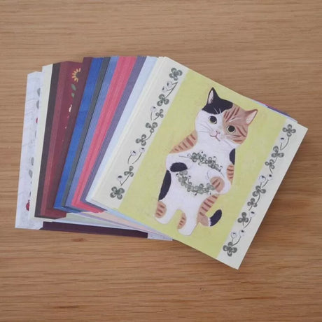 Featuring charming watercolor of cats with flowers and plants from Japanese illustrator 4legs

It is a convenient size that is not too big or too small.&nbsp;Please use it&nbsp;as a communication tool for small thank you and announcements.&nbsp;There are no lines on the front side, so&nbsp;you can use it freely as&nbsp;a shop card or business card&nbsp;with stamps and stickers&nbsp;as well as memos and letters.&nbsp;It is a great gift for people who like paper.&nbsp;The gorgeous and gentle designs&nbsp;will