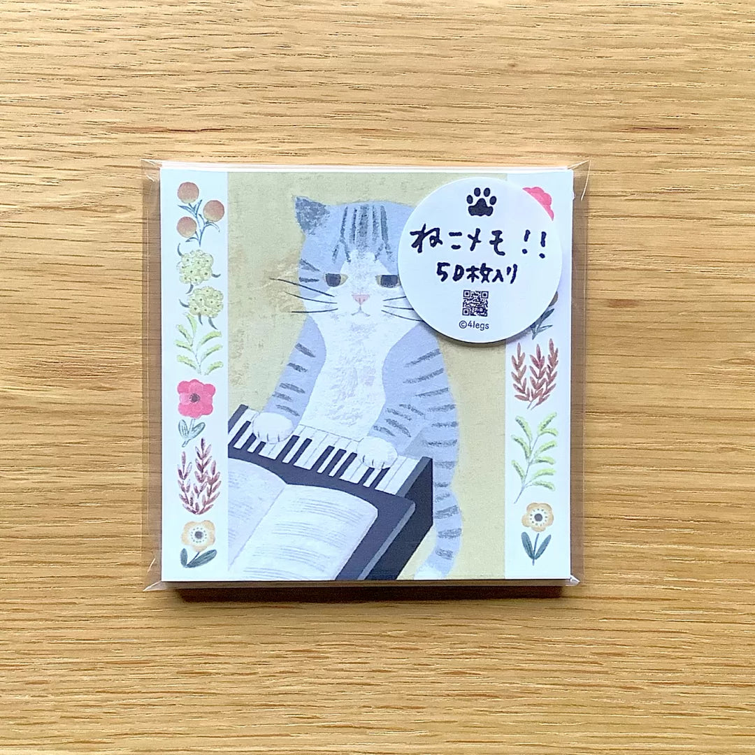 Featuring charming watercolor of a cat from Japanese illustrator 4legs

It is a convenient size that is not too big or too small.&nbsp;Please use it&nbsp;as a communication tool for small thank you and announcements.&nbsp;There are no lines on the front side, so&nbsp;you can use it freely as&nbsp;a shop card or business card&nbsp;with stamps and stickers&nbsp;as well as memos and letters.&nbsp;It is a great gift for people who like paper.&nbsp;The gorgeous and gentle designs&nbsp;will make you feel warm and
