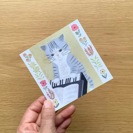 Featuring charming watercolor of a cat from Japanese illustrator 4legs

It is a convenient size that is not too big or too small.&nbsp;Please use it&nbsp;as a communication tool for small thank you and announcements.&nbsp;There are no lines on the front side, so&nbsp;you can use it freely as&nbsp;a shop card or business card&nbsp;with stamps and stickers&nbsp;as well as memos and letters.&nbsp;It is a great gift for people who like paper.&nbsp;The gorgeous and gentle designs&nbsp;will make you feel warm and