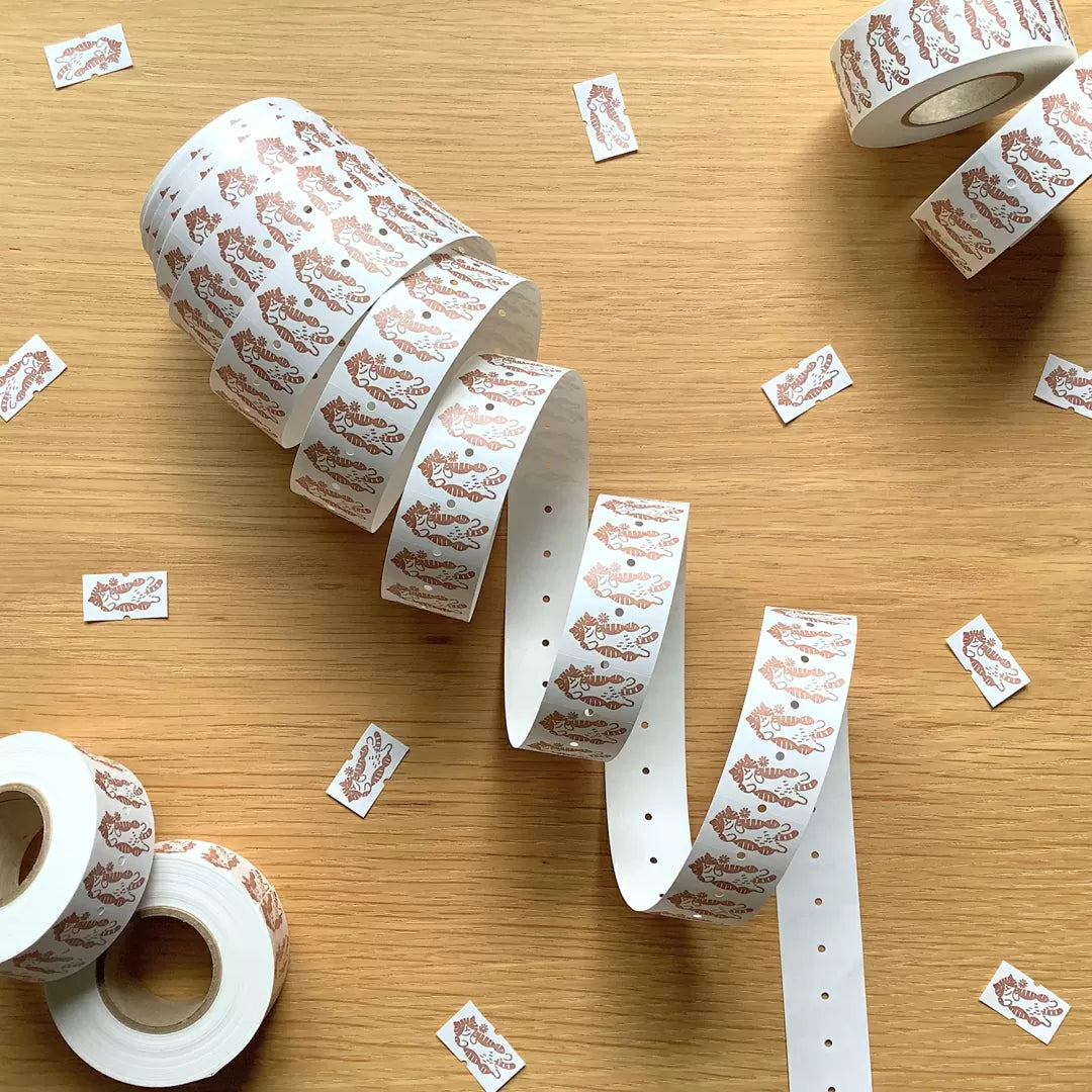 Add a playful touch to your journaling, packaging, and everyday labeling with this charming label seal roll from 4legs. These labels feature a cute cat wanting a belly scratch illustration.&nbsp;

Number of stickers: 1,000&nbsp;
Sticker: 21.6mm×12mm
Material: Non-glossy paper