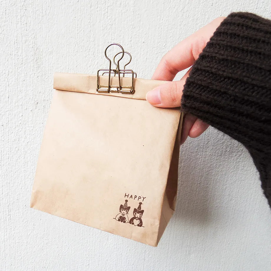 Stamp by illustrator Aiko Fukawa.
It depicts a pair of cats wearing matching party hats and hugging their hearts tightly.
It's also wonderful to mark on gift cards or in a diary of days when good things happened.