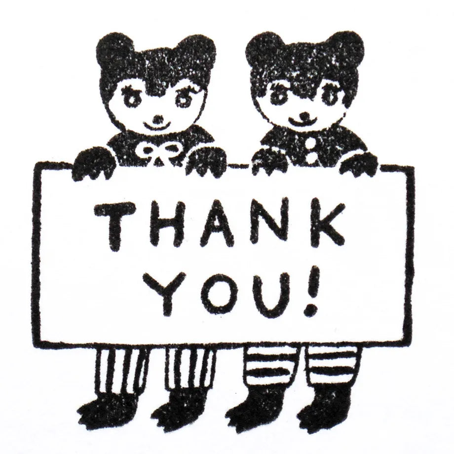 Stamp by illustrator Aiko Fukawa.
THANK YOU！ A pair of cute bears holding cards and wearing a linked outfit are depicted.
Perfect for writing a thank-you message or as a card to accompany a gift.