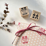 Stamp by illustrator Aiko Fukawa.
THANK YOU！ A pair of cute bears holding cards and wearing a linked outfit are depicted.
Perfect for writing a thank-you message or as a card to accompany a gift.
