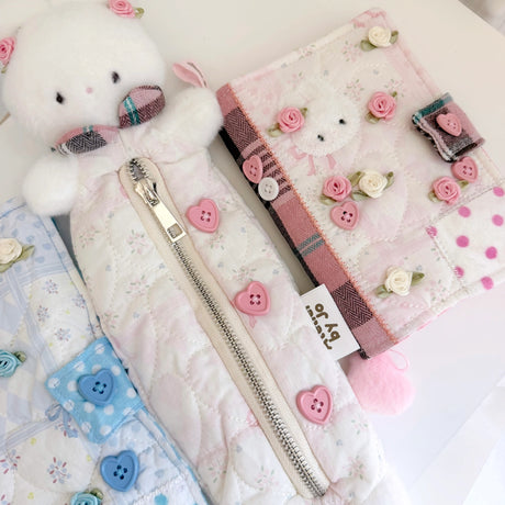 Atelier by Jo Soft Pink Pencil Pouch

Keep all your journaling essentials organized in one adorable pouch. This soft pink pencil case features charming Cotton the bunny button accessories, perfect for holding pens, pencils, markers, tape, rulers, and more. The gentle fabric and cute design make it an ideal companion for your creative projects and daily planning.