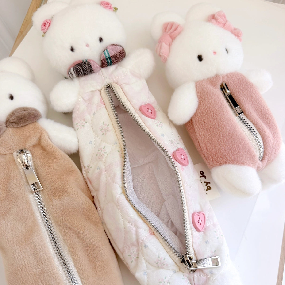 Atelier by Jo Soft Pink Pencil Pouch

Keep all your journaling essentials organized in one adorable pouch. This soft pink pencil case features charming Cotton the bunny button accessories, perfect for holding pens, pencils, markers, tape, rulers, and more. The gentle fabric and cute design make it an ideal companion for your creative projects and daily planning.