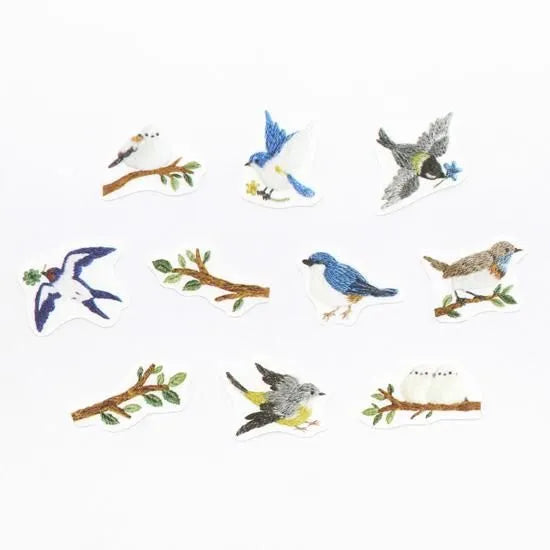BANDE's popular pattern is back in print! Beautiful feathered birds flying freely through the embroidery forest.&nbsp;If you stick it along the borders of your notebook or notebook, you can create a decoration that will make you smile, as if you are gathered on a perch.
Also a gift for bird lovers.