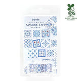 BANDE's popular patterns is back in print!&nbsp;Inspired by a city with a view of the sea, indigo is accented with red flowers and berries.
If you lay them in a row, it creates the impression of a real tile floor. If you stick it along the borders of your notebook or notebook, you can create a decoration that will make you smile.