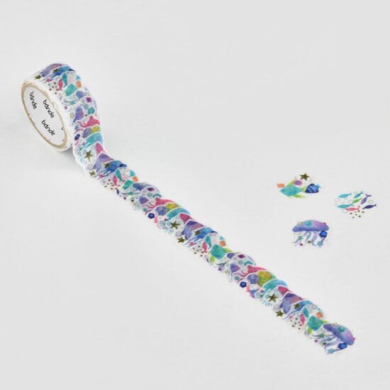 Bande's popular patterns are making a comeback!
Colorful jellyfish and fishes gracefully ranging while shining and shimmering. Why don't you go to a secret sea filled with jewels floating through the sea? If you stick it along the borders of your notebook or notebook, you can create a decoration that will make you smile.


Product size: Height 16~19mm×Width 18~19mm
Pattern types: 10 patterns
Number of sheets: 150 sheets
Packaging size: Height 125mm× Width 68mm× Depth 48mm