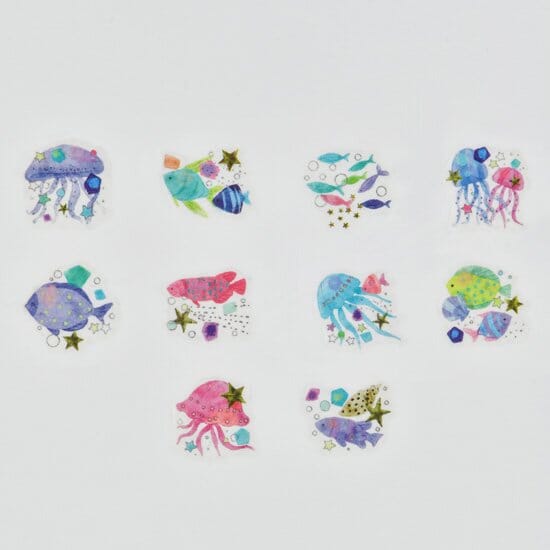 Bande's popular patterns are making a comeback!
Colorful jellyfish and fishes gracefully ranging while shining and shimmering. Why don't you go to a secret sea filled with jewels floating through the sea? If you stick it along the borders of your notebook or notebook, you can create a decoration that will make you smile.


Product size: Height 16~19mm×Width 18~19mm
Pattern types: 10 patterns
Number of sheets: 150 sheets
Packaging size: Height 125mm× Width 68mm× Depth 48mm