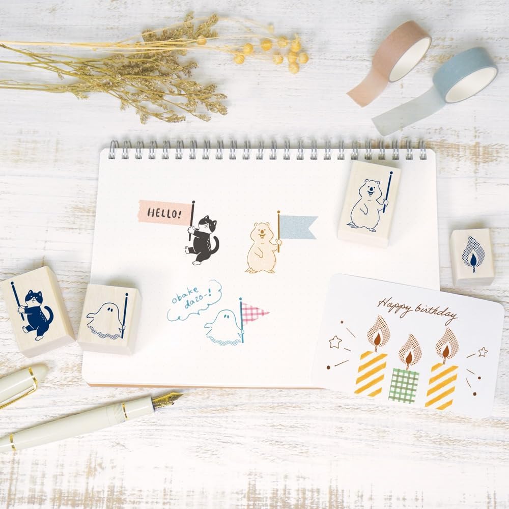 A cute stamp that can be used with masking tape [Maste no Aibo]
The very popular Japanese long-tailed tit is here!
When you stick masking tape on it, it looks like it's holding a flag on a tree stump.

You can use the masking tape you have at home in a cute way.
Anyone can decorate their diary or notebook cutely.