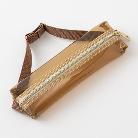Slim shape and high storage capacity-&nbsp;A book band pen case that attaches to the cover of a&nbsp;notebook or notebook and carries a notebook and pen slim. Despite its slim appearance, it can hold up to 7 pens.
Since it is an elastic band with an adjuster that can be adjusted in length, it can be used for B6 ~ A5 size notebooks and notebooks.

The stylish two-tone&nbsp;color "Transparent Brown × Brown" combines coffee-inspired brown fabric with a bright off-white zipper and brown elastic band. It's easy 