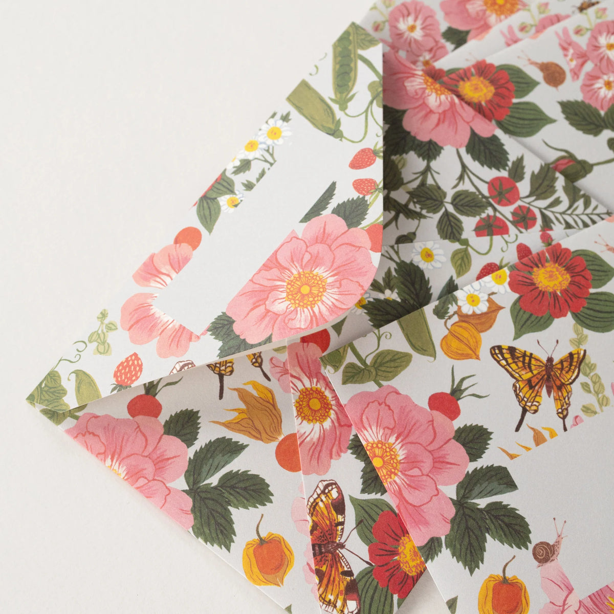 Letter Writing Set: 12 letter paper sheets + 6 envelopes
Printed full color on warm white paper