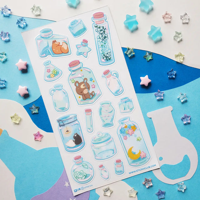 🌙🦊 Bottled up and brimming with magic, @ameruu transforms tiny jars into whole little worlds you can hold in your hands. Sleepy foxes and bears curl up for a nap, twinkling stars sparkle beside crescent moons, and delicate blooms and tiny treasures are tucked safely behind glass. From star-shaped vials to oversized bottles holding fragments of the night sky itself, this sheet is a pocket-sized universe, ready to sprinkle some stardust onto your favorite spreads.

Art by: @ameruu