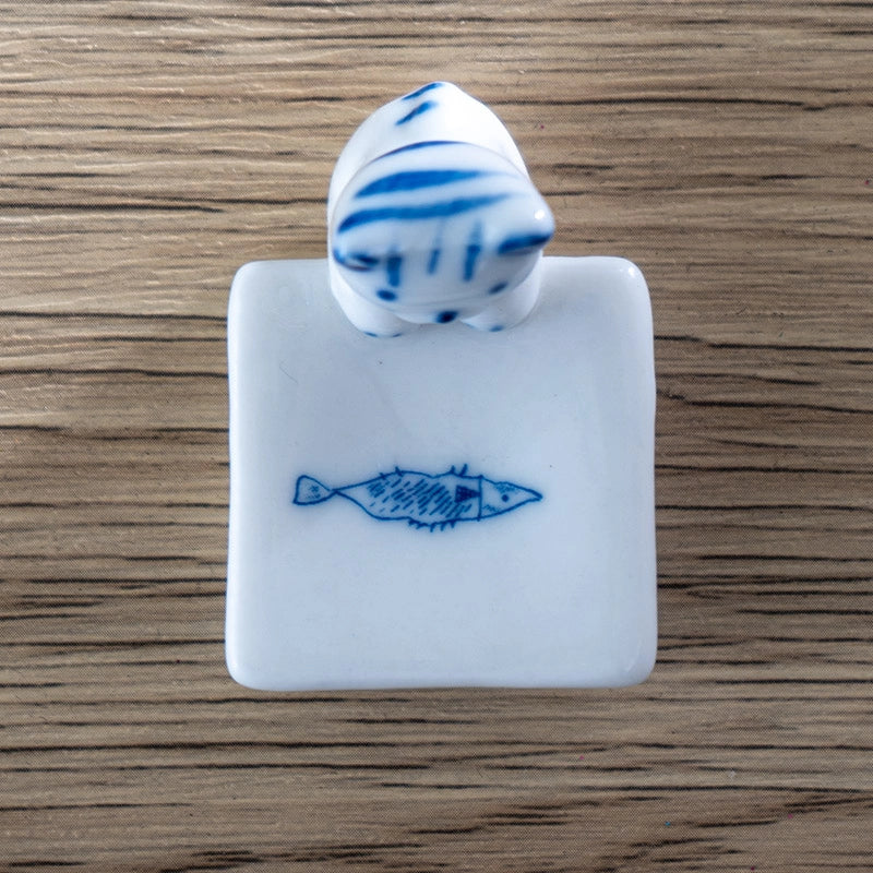 These cute ceramic rests are a perfect stationery addition to your desk! Use them for pens, paint brushes, or take them to your kitchen as a chopstick rest!