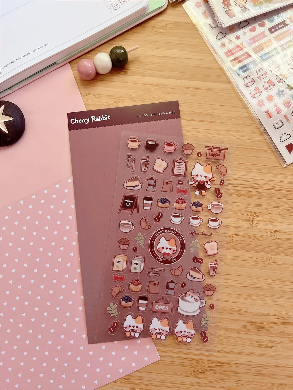 Clear transparent stickers! Decorate your planner / diary with these little stickers of a cat’s coffee shop ☕🐈✨

Kiss cut sticker sheet
1 sheet
Sheet size: 9 x 18 cm
Material: Clear PET