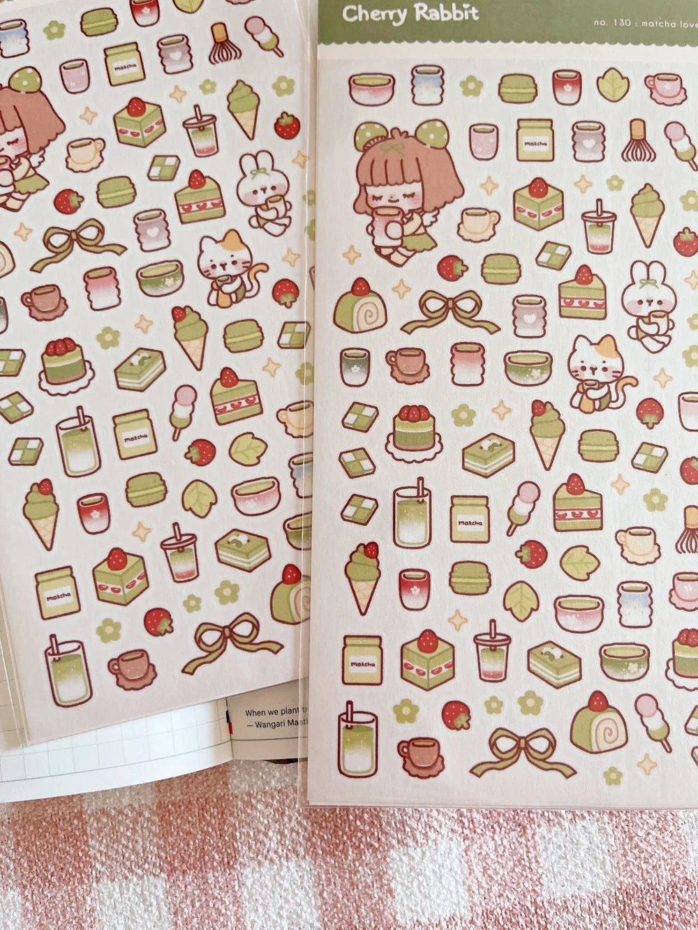 Decorate your planner / diary with these little stickers of matcha treats!

Kiss cut sticker sheet
1 sheet
Sheet size: 9 x 18 cm
Material: Washi sticker / Masking sticker
