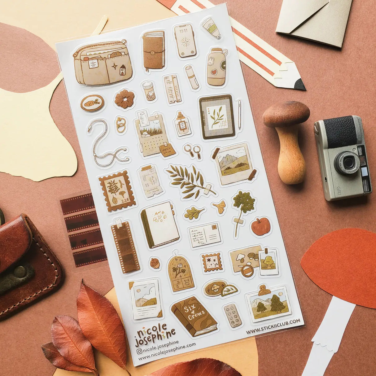 🍂📔 Little treasures for a beautifully creative day! @nicole_josephine’s charming sheet is filled with warm, nature-inspired stationery, from well-loved journals and taped-up photos to leafy keepsakes, tiny trinkets, and cozy desk essentials. This sheet feels like a quiet afternoon spent prettying a planner, documenting little moments, and tucking away memories for later.

Art by: @Nicole.josephine