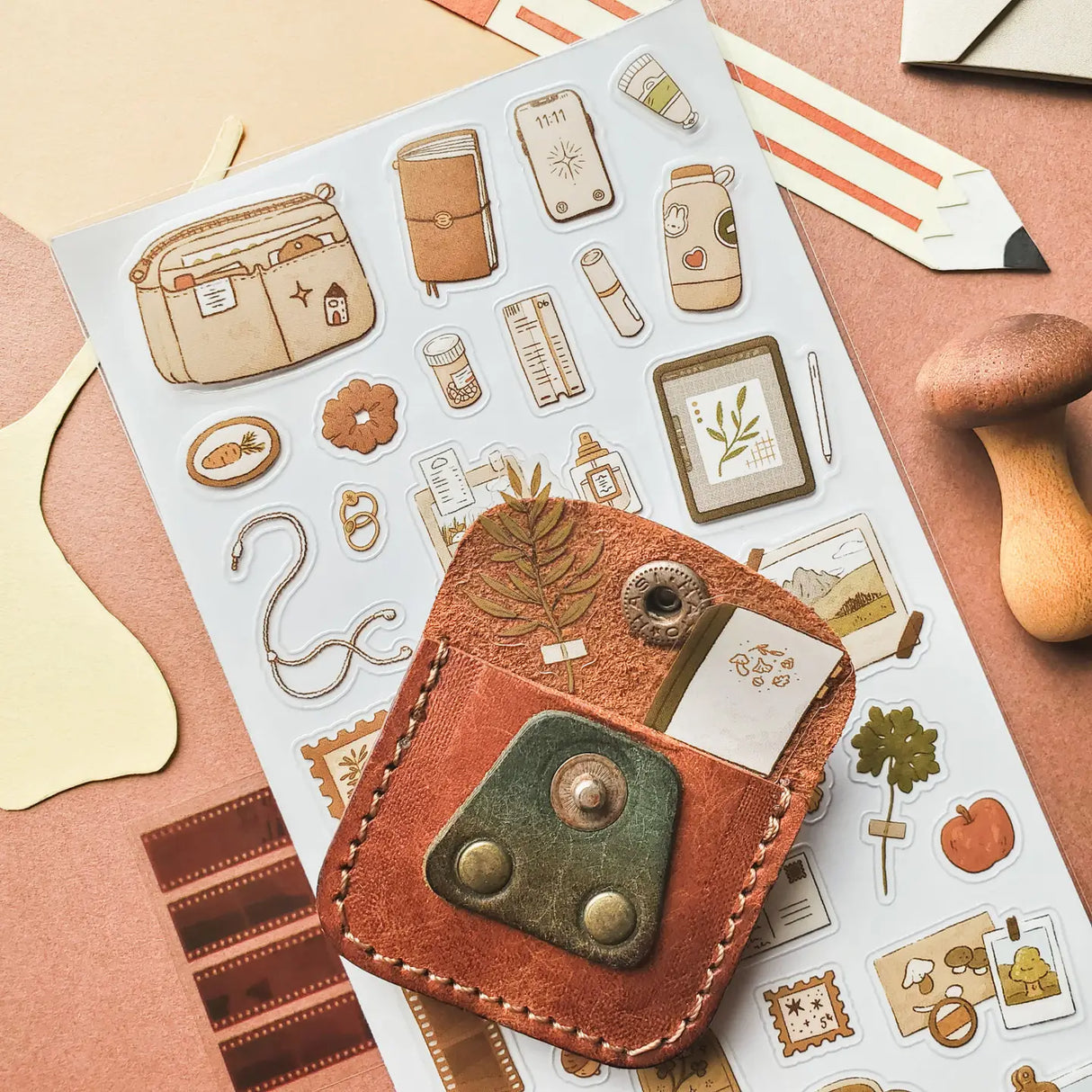🍂📔 Little treasures for a beautifully creative day! @nicole_josephine’s charming sheet is filled with warm, nature-inspired stationery, from well-loved journals and taped-up photos to leafy keepsakes, tiny trinkets, and cozy desk essentials. This sheet feels like a quiet afternoon spent prettying a planner, documenting little moments, and tucking away memories for later.

Art by: @Nicole.josephine