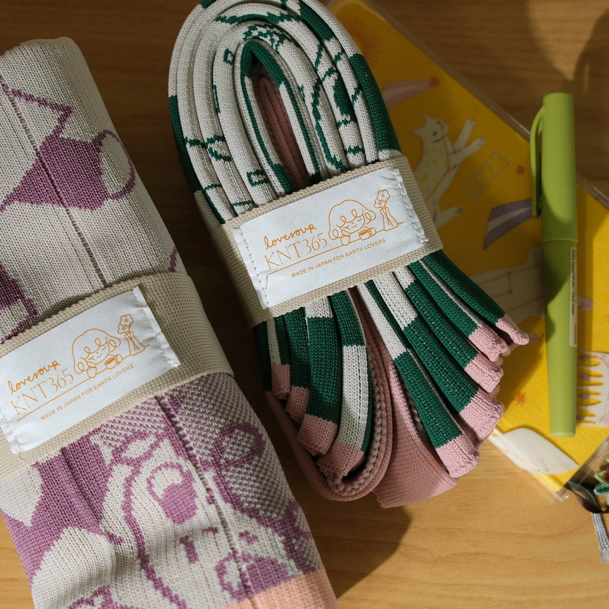 Made in collaboration with KNT365. The Dance bag features two sets of straps for hands and shoulders, and is gusseted in a gingham pattern.

Recycled polyester (one tote bag is made from approximately 4 recycled plastic bottles)
42 x 43cm x 8cm(depth), 188g
Easily clean the bag by tossing it into the washing machine (laundry net recommended)
Wrinkle free, so feel free to fold away when you don't need it!
Made locally in Japan