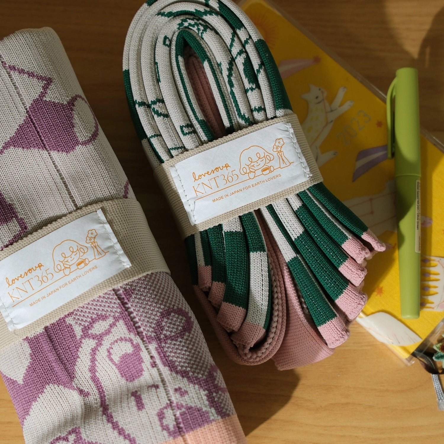 Made in collaboration with KNT365. The Dance bag features two sets of straps for hands and shoulders, and is gusseted in a gingham pattern.

Recycled polyester (one tote bag is made from approximately 4 recycled plastic bottles)
42 x 43cm x 8cm(depth), 188g
Easily clean the bag by tossing it into the washing machine (laundry net recommended)
Wrinkle free, so feel free to fold away when you don't need it!
Made locally in Japan