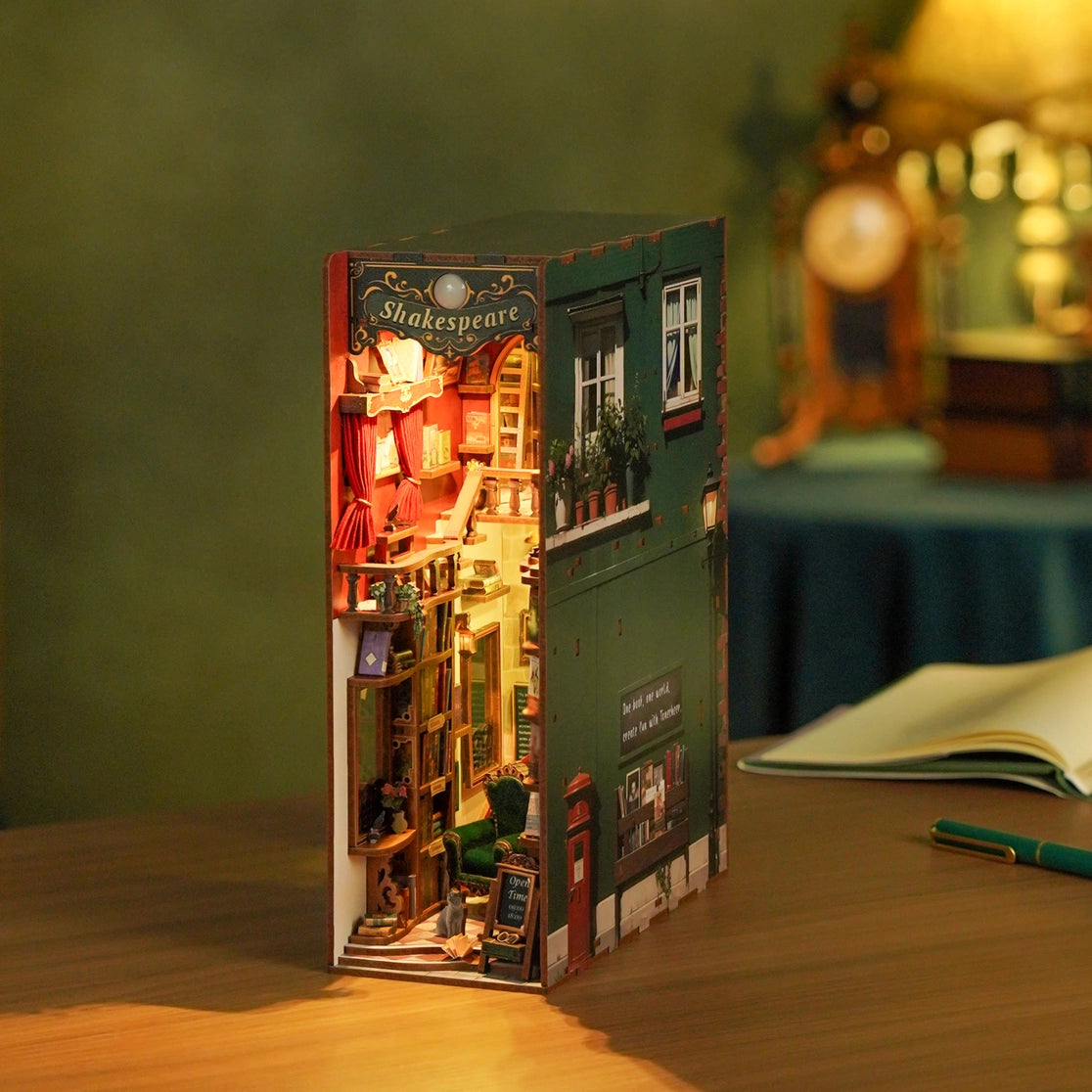 Bring the timeless romance of the Left Bank to your bookshelf with this DIY book nook kit. Inspired by the iconic Parisian bookstores nestled along the Seine-where writers and dreamers gather-this miniature masterpiece pays tribute to the enduring legacy of William Shakespeare.