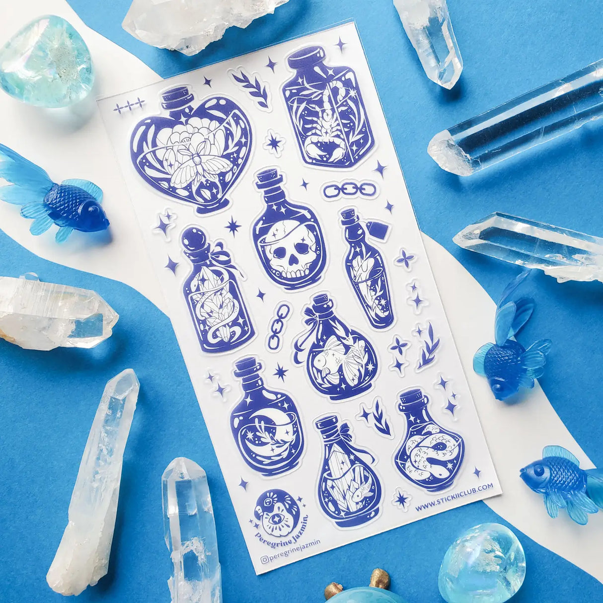 🔮🌿 Bottle up the magic with @peregrinejazmin’s mesmerizing collection of midnight-blue treasures! Filled with delicate florals, shimmering stars, crystal charms, and mysterious little creatures, each bottle feels like a curious charm bottled up under starlight. This sheet is perfect for adding a splash of potion-shop magic to any page.

Art by: @peregrinejazmin