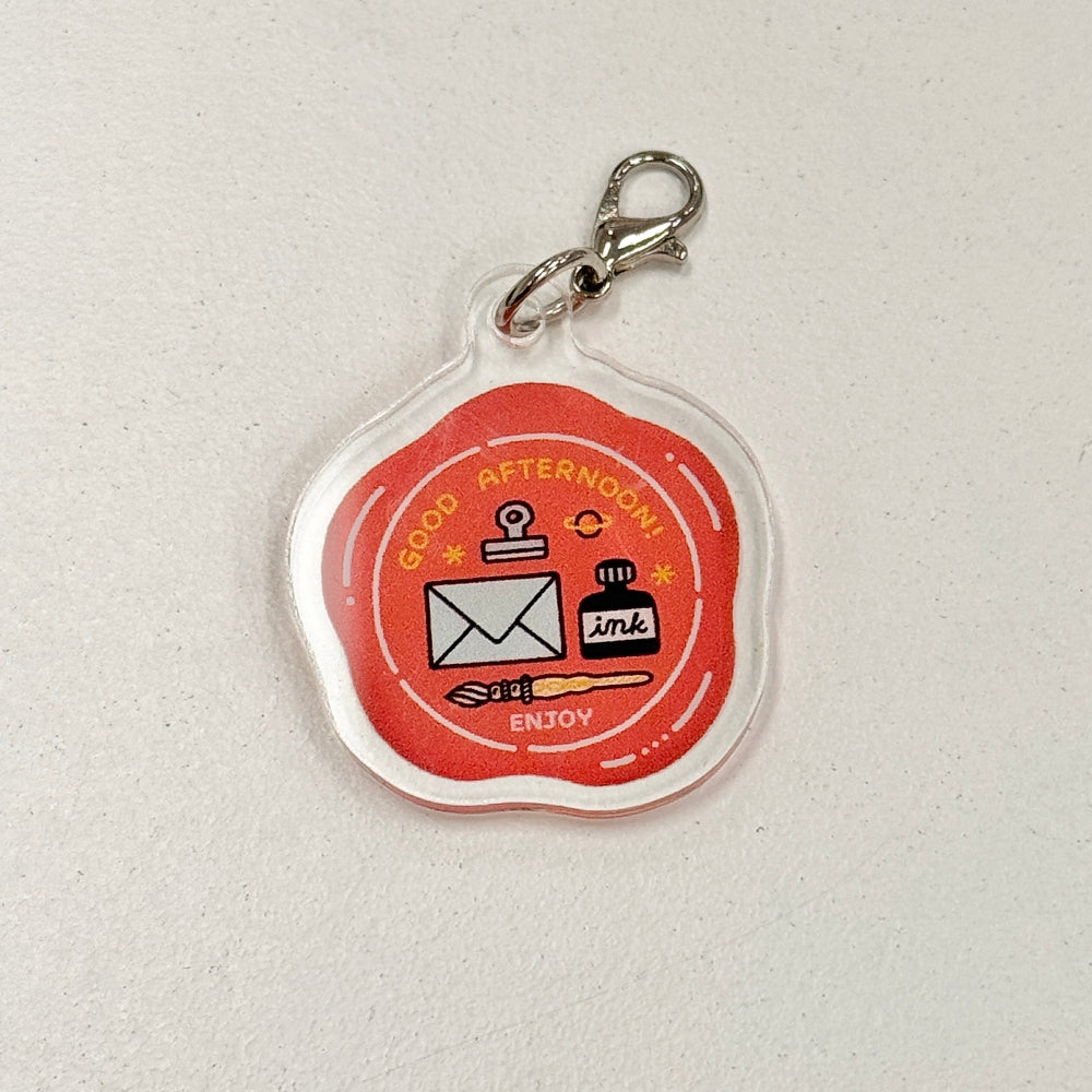eric Acrylic Charm - Good Afternoon

Acrylic charm from Japanese artist eric. A great accessory for your traveler's notebook, bag, or anything you can think of that needs a cute touch.

Lobster Clasp
Designed by eric