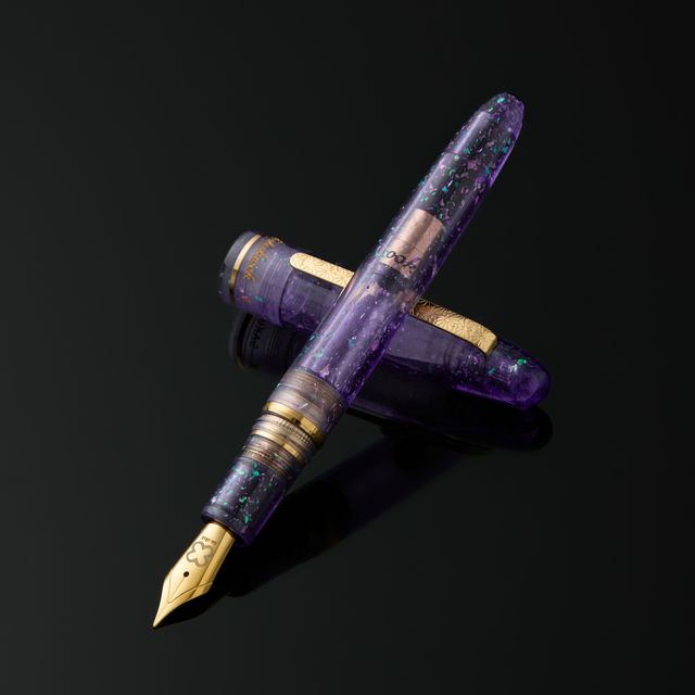 Esterbrook x Sakuradragon Sakura Street Estie Fountain Pen

Created with artist Cindy Duong of Sakuradragon, the Sakura Street Estie brings her imaginative illustrated world to Esterbrook's traditional Estie fountain pen. Its U.S.-blended material combines translucent purple with colorful glitter sparkle, while the custom clip is etched with Cindy's Sakura pattern. Dual Esterbrook and Sakuradragon engraving and a gold-plated converter finish the design. Each pen arrives in special packaging with Japanese gi