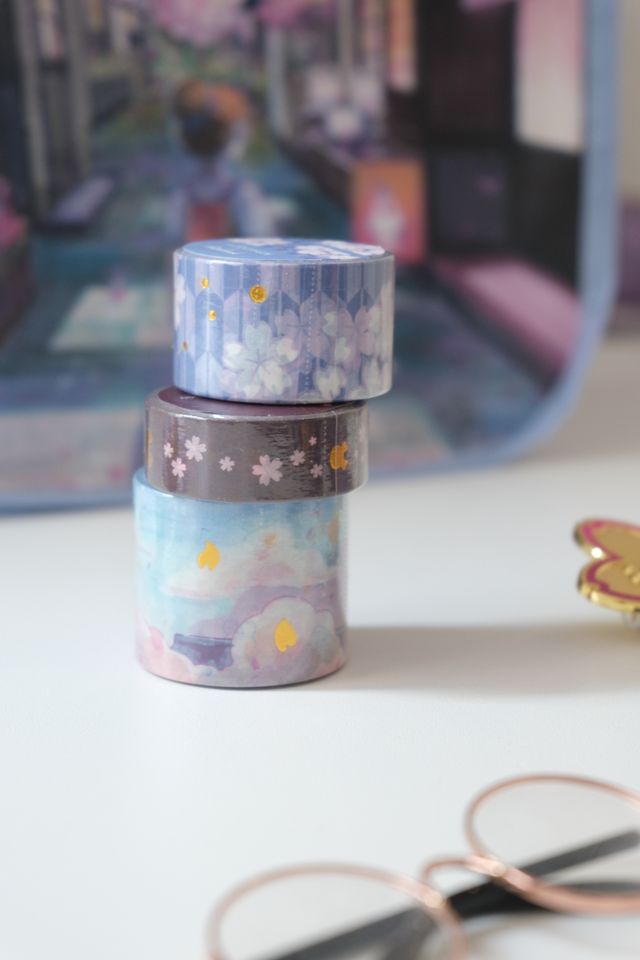 Esterbrook x Sakuradragon Washi Tape - Sky

The Sky Washi Tape turns Cindy Duong's Sakura Street Sky illustration into a continuous scene. Soft clouds and rooftops fill the 3.5 cm-wide tape, with gold foil details appearing throughout the design. Each roll contains five meters for decorating journals, letters, and stationery projects.&nbsp;
