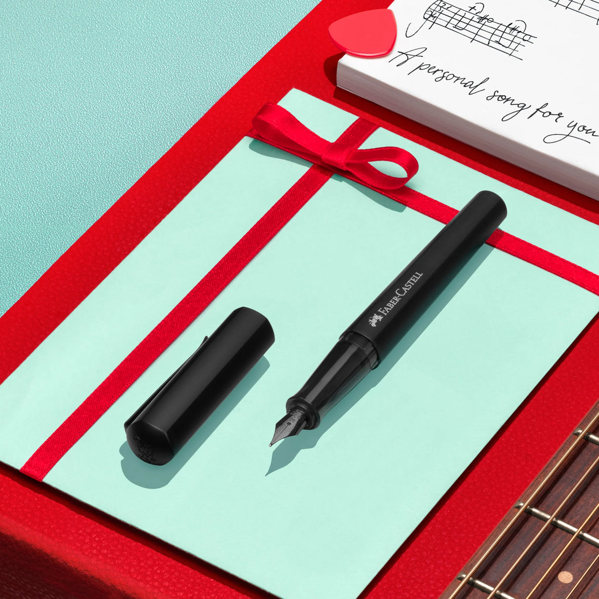The Hexo Fountain Pen features an anodized aluminum barrel in sophisticated matte black. The anodizing treatment forms a protective outer layer of oxide that gives the pen its special color and makes it even more robust.