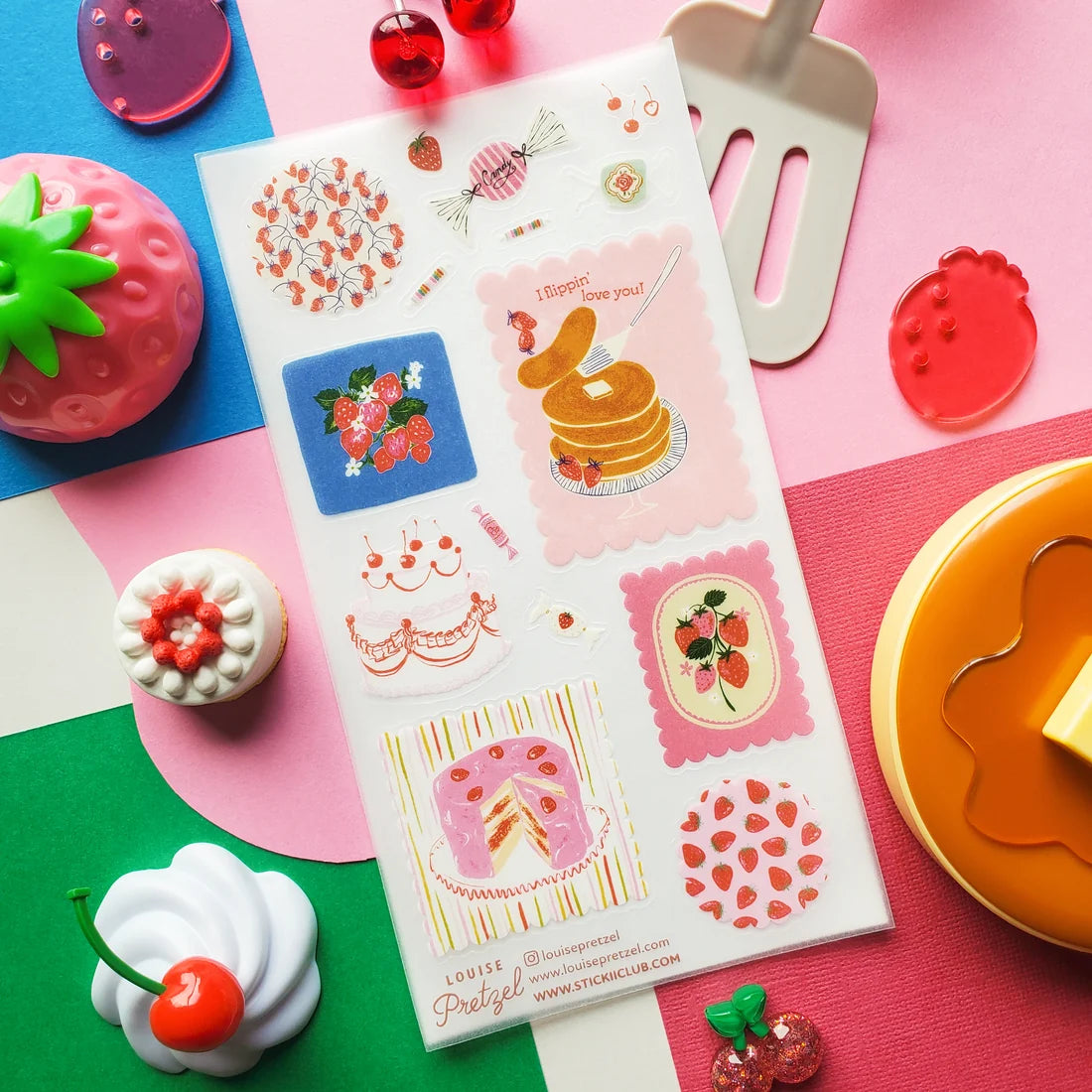 🍓🥞 Treat yourself to @louisepretzel’s strawberry-sweet dessert set! Fluffy pancakes, frosted layer cakes, and candy-wrapped delights are sprinkled with juicy berries and retro charm. Whether you’re decorating your journal or adding a dash of sweetness to your day, this collection is jam-packed with feel-good flavor. Are you ready to indulge?

Art by: @louisepretzel
