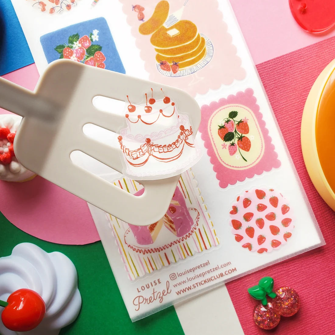 🍓🥞 Treat yourself to @louisepretzel’s strawberry-sweet dessert set! Fluffy pancakes, frosted layer cakes, and candy-wrapped delights are sprinkled with juicy berries and retro charm. Whether you’re decorating your journal or adding a dash of sweetness to your day, this collection is jam-packed with feel-good flavor. Are you ready to indulge?

Art by: @louisepretzel