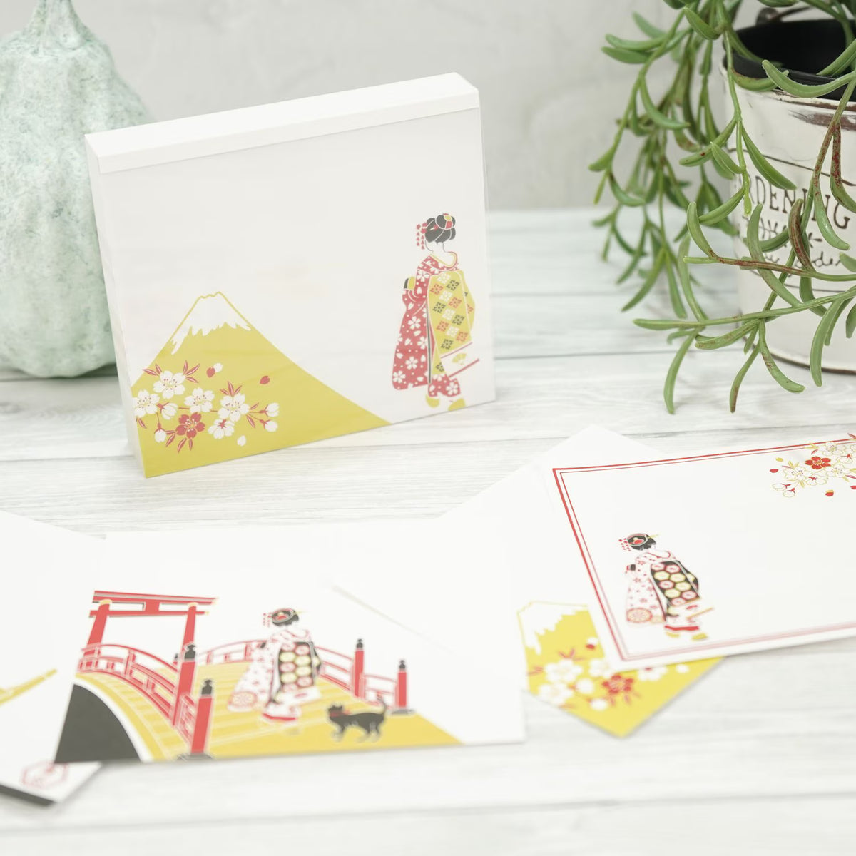 Japanese-style block memo featuring maiko in every design. A design that captivates the maiko. Of course, it can be used as a daily note, as well as a small gift card or message card. They're also appreciated as souvenirs for foreigners or as gifts from Japan!