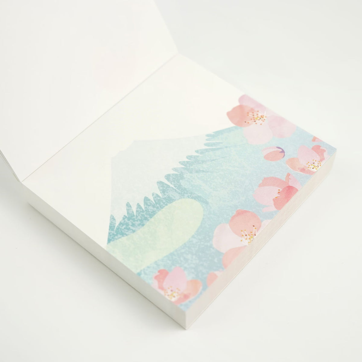 Japanese-style block memo boldly depicting Mt. Fuji. The soft color scheme makes it easy to wear in everyday life. Of course, it can be used as a daily note, as well as a small gift card or message card. They're also appreciated as souvenirs for foreigners or as gifts from Japan!