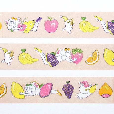Foil-stamped masking tape by illustrator Heisuke Kitazawa.&nbsp;Apple, lemon, grapes... Everyone is depicted in a line carrying colorful items.&nbsp;The entire tape is delicately adorned with sparkling gold foil embossing, adding a design accent. Cut short to use as stickers, or as a pop point in wrapping or decoration.


✨ Product Features

Gold foil stamping for a subtle, elegant shine
Perfect for decorating planners, journals, cards, gifts, and scrapbooks
High‑quality Cozyca Products washi tape
Size: 20 