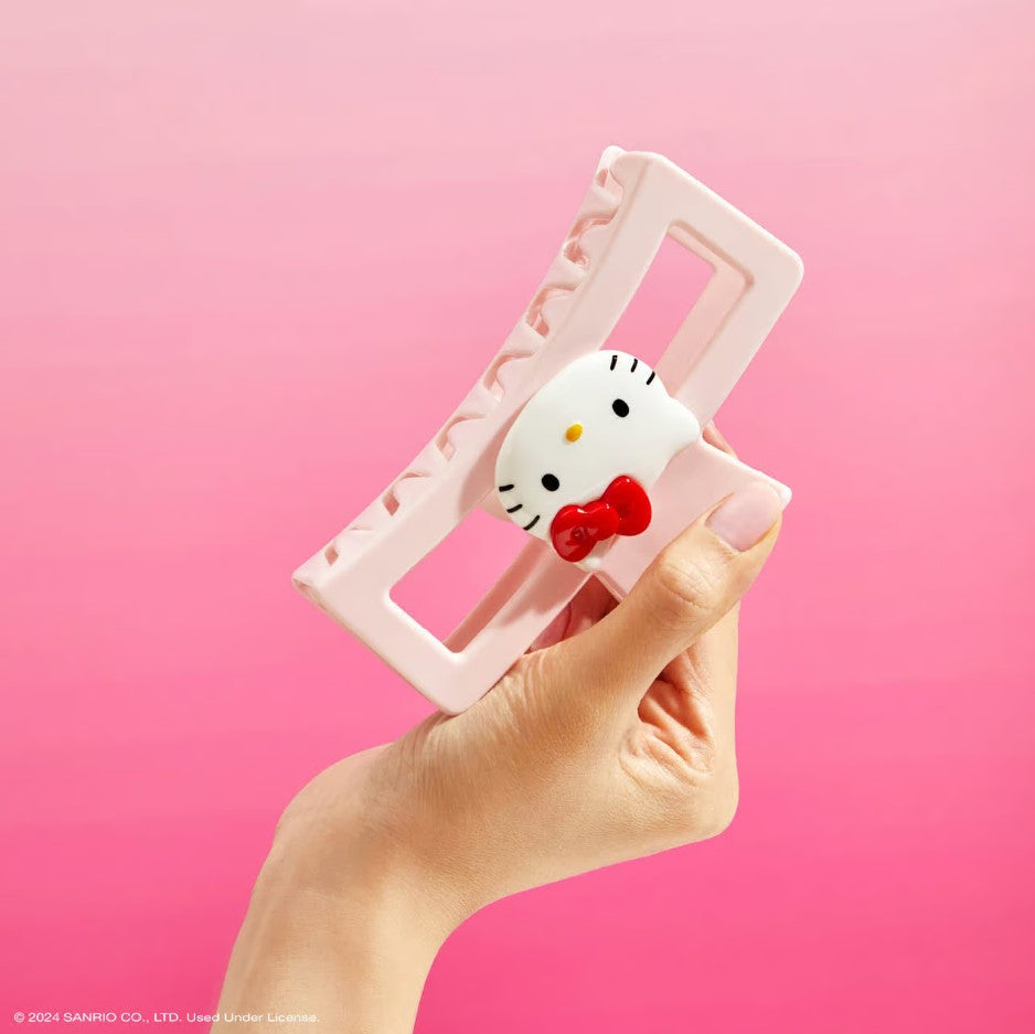 A playfully pink clip featuring Hello Kitty and her iconic red bow, perfect for adding her signature sweetness to your hairstyle.

Great for half-up styles, buns, and everyday updos. Lightweight, durable, and easy to wear!
