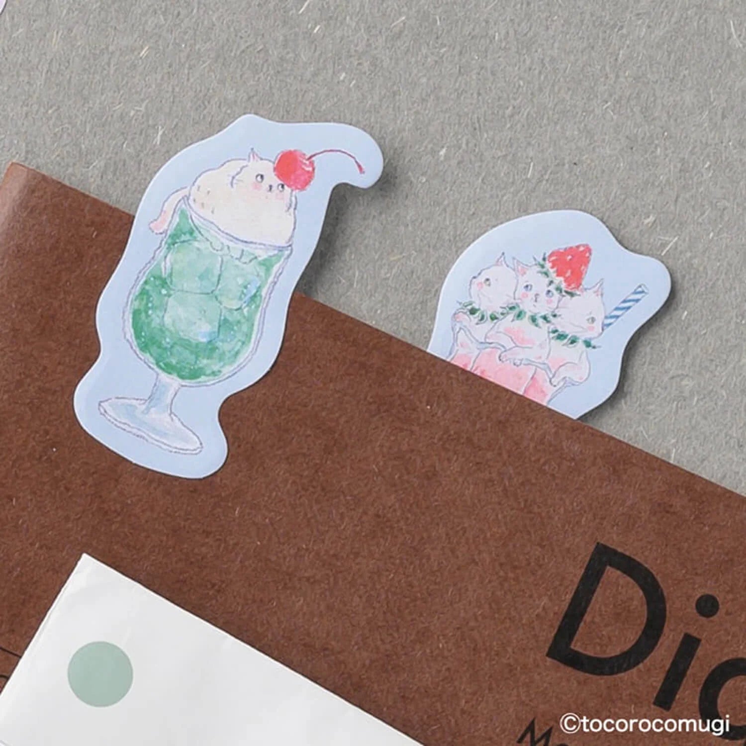 By making 70% of the adhesive side of the label, Pita Fusen can be stuck firmly and does not peel off easily. The cute die-cut type has a shape that makes the most of the design of the illustration. The design is based on an illustration by Tokorokomugi, an illustrator who is very popular on SNS for drawing loose and slightly funny animals. The small (bookmark type) is a convenient size when you want to put a marker on your page. It is designed to stick firmly so that it will not easily peel off from books 