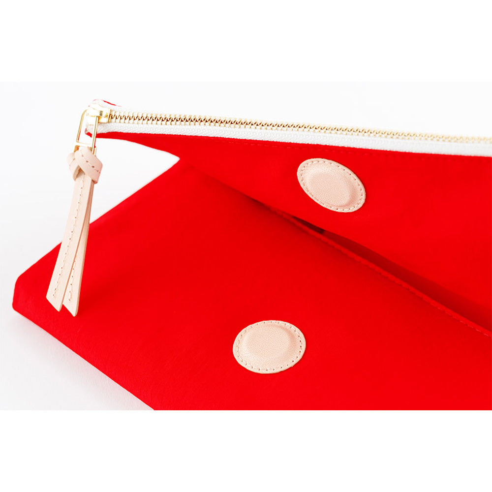 The cover closes with a hidden magnet, which is padded with a leather patch for a softer touch. The outer pocket also features a leather zipper pull.
