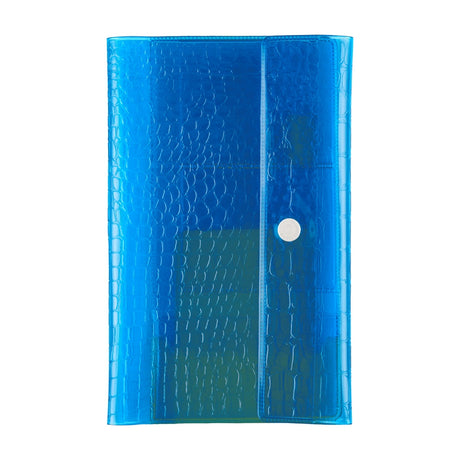 The cover features a crocodile-embossed pattern on PVC. By pairing the transparency of PVC with the embossed texture of natural leather, this design captures beautiful people’s signature sense of playful contrast.