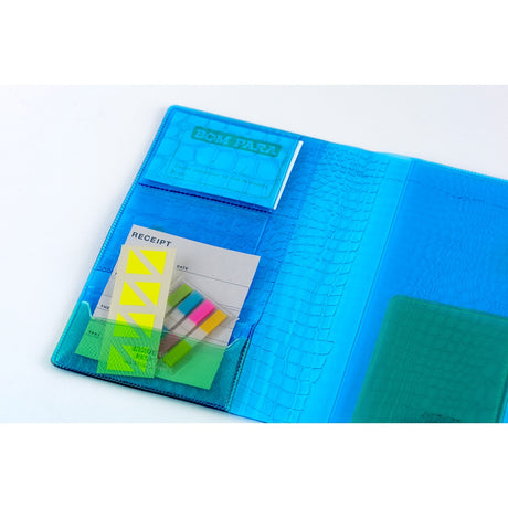 The inside offers plenty of storage. There are card pockets for business cards and other small items, as well as pockets that are perfect for storing sticky notes and other stationery. You can also enjoy displaying your favorite items as part of a visible storage style.