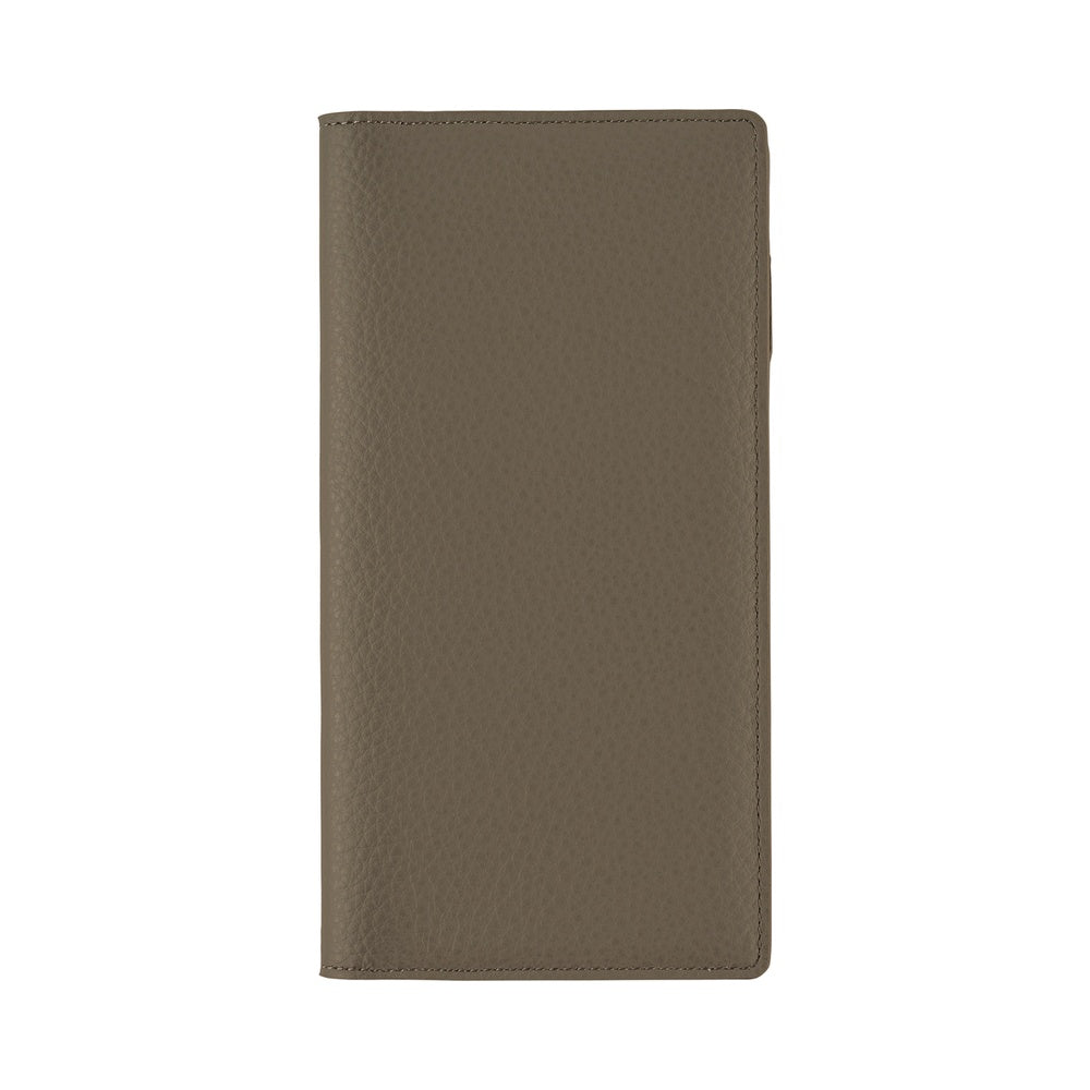 The leather used is called Seta Double, tanned by the North Italian company Poletto. The European hide was chrome-tanned to give this slightly matte yet clear leather. The name Seta comes from the Italian word for silk, and speaks for the silky smooth touch and natural finish of this leather.