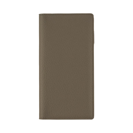 The leather used is called Seta Double, tanned by the North Italian company Poletto. The European hide was chrome-tanned to give this slightly matte yet clear leather. The name Seta comes from the Italian word for silk, and speaks for the silky smooth touch and natural finish of this leather.