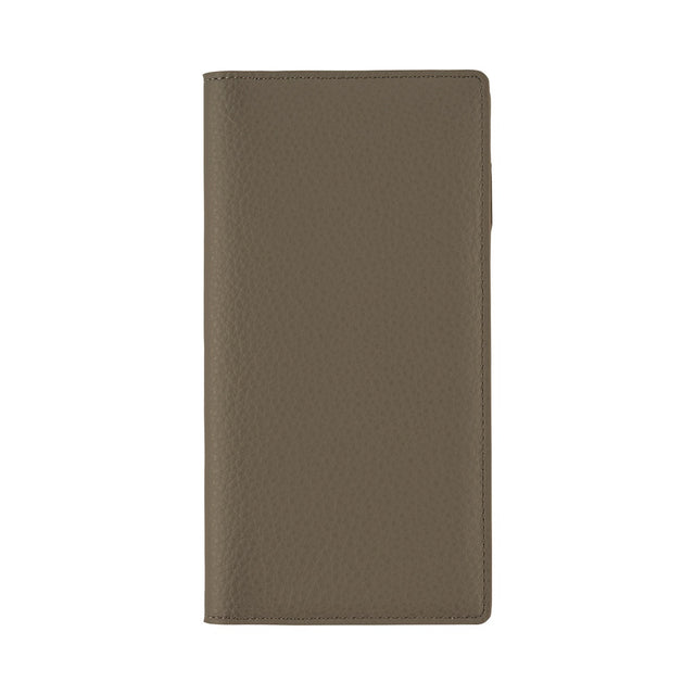 The leather used is called Seta Double, tanned by the North Italian company Poletto. The European hide was chrome-tanned to give this slightly matte yet clear leather. The name Seta comes from the Italian word for silk, and speaks for the silky smooth touch and natural finish of this leather.