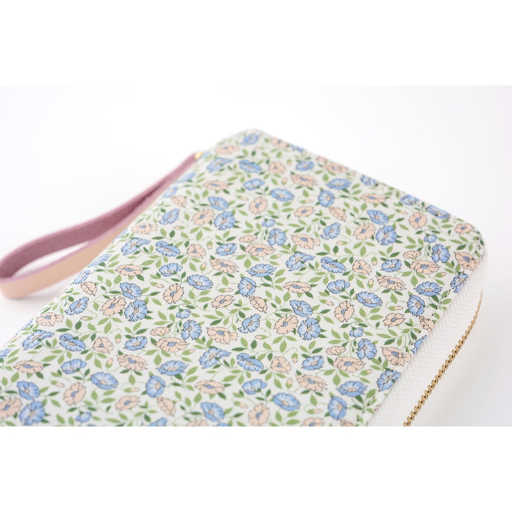 Sasha Kiora is a small floral pattern reminiscent of the pastoral illustrations by Kate Greenaway, a representative picture book artist of the latter half of 19th century Britain. With pink and light blue anemones drifting through the breeze, and small buds and leaves peeking through, this elegant design is reminiscent of a windy meadow.