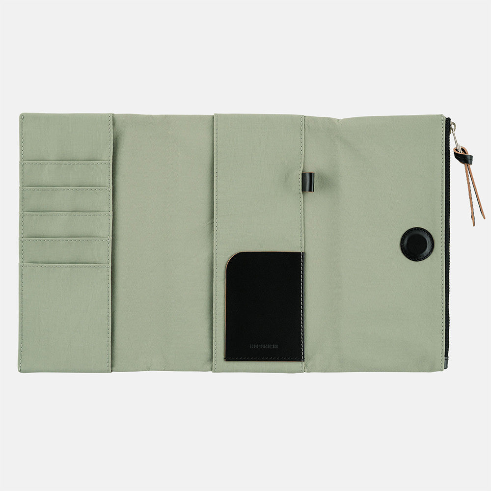 It features a spacious pocket, yet the appearance of the cover remains simple and sleek. The cover is light and comfortable to hold despite its tri-fold design with magnets.