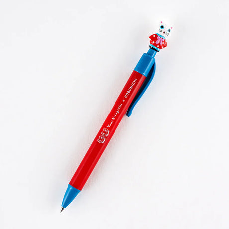 Yumi Kitagishi is an illustrator gaining attention in Japan and beyond, and this pen was created in the image of her character White Cat.
The little figure on the pen, looking as if it came straight out of an illustration, is so adorably made that you can't help but gaze at it.