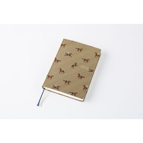 The Bow & Tie series is covered with the same textured, shiny fabric used in neckties. The material has a beautiful gloss and is soft to the touch. On this Galloping Horses cover, a variety of horses—some galloping, some walking—are woven into a chic beige background. The horses spending their time in leisure are depicted in fine detail through the intricate weave of necktie fabric.